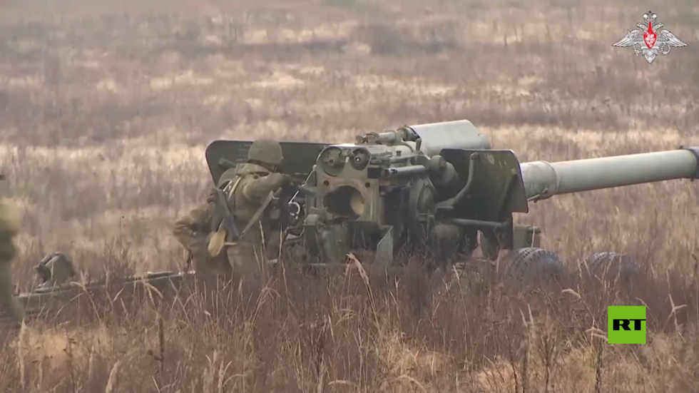 المدفعية الروسية تجري تدريبات قتالية مكثقة في بيلاروس