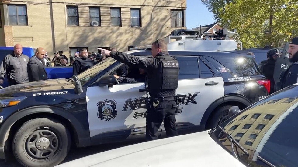 الولايات المتحدة.. اعتقال صحفي بعد سؤال عن الجرائم الأمريكية في العراق وأفغانستان (فيديو)