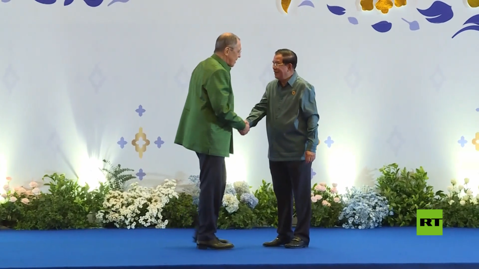 قادة "آسيان" يحضرون حفل عشاء بزي تقليدي