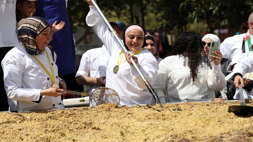 صحيفة سورية: مواطنون يشتكون ارتفاع الأسعار رغم وعود الحكومة بخفضها وأطباق شعبية باتت تثقل الكاهل