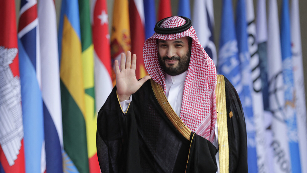 تداول صور وفيديوهات لأحاديث جانبية وابتسامات ودية بين الأمير محمد بن سلمان وقادة دول (صور+ فيديوهات)