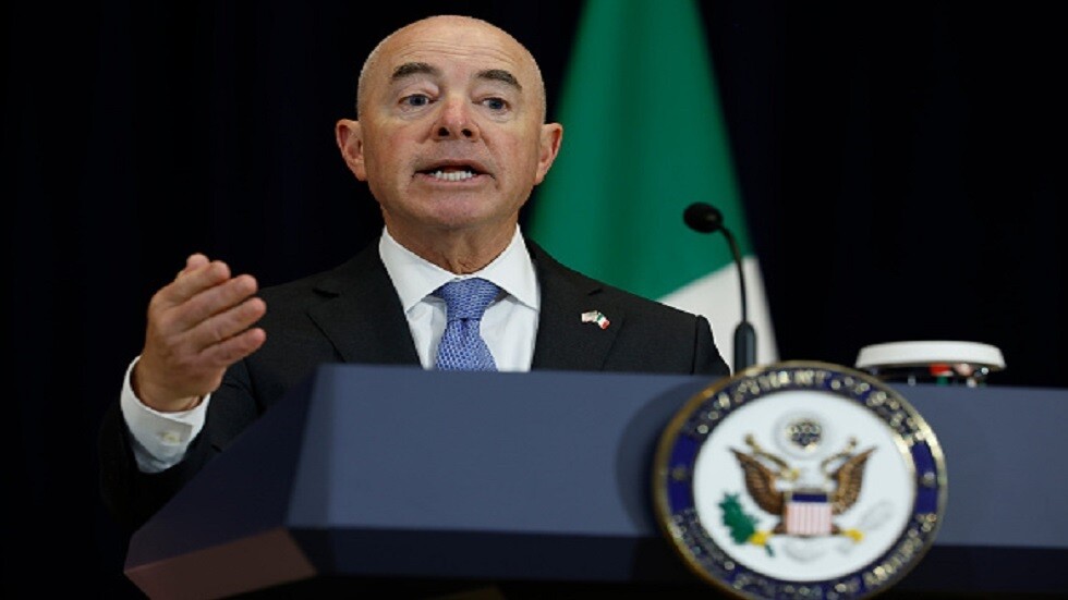 وزير الأمن الداخلي الأمريكي يعلق على تنفيذ هجوم نووي محتمل في أوروبا ويحذر من "قعقعة السيوف" الروسية