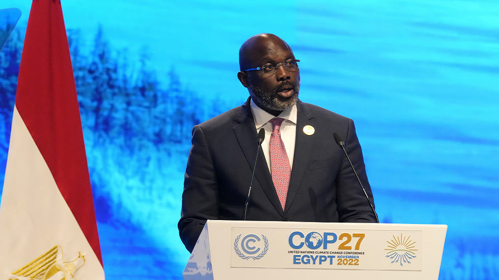 رئيس ليبيريا يسافر لقطر لدعم ابنه لاعب منتخب أمريكا في المونديال