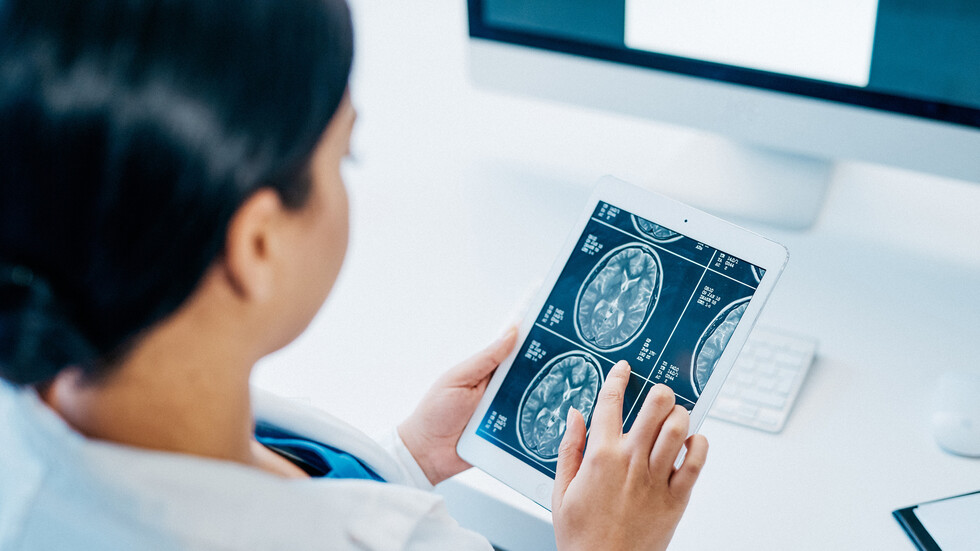 خبراء يكشفون عن عارض يمكن سماعه ينبأ بسرطان المخ