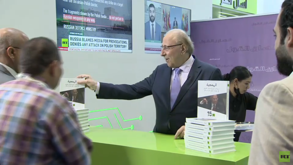 عرض كتاب سلام مسافر في الكونغرس العالمي للإعلام أبوظبي