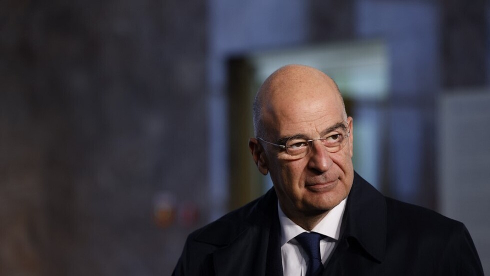 وزير خارجية اليونان يرفض النزول من طائرته في مطار طرابلس ويعود إلى بلاده