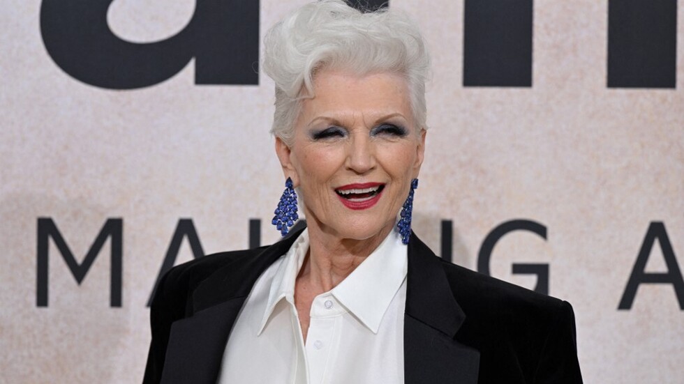 والدة إيلون ماسك تطلب معاملته بلطف