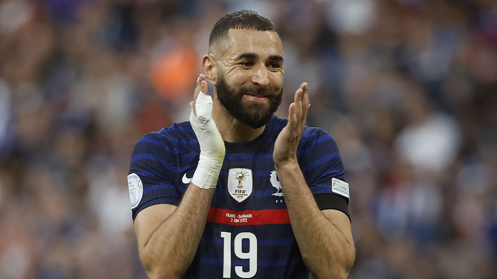 بنزيما يتوج بجائزة 