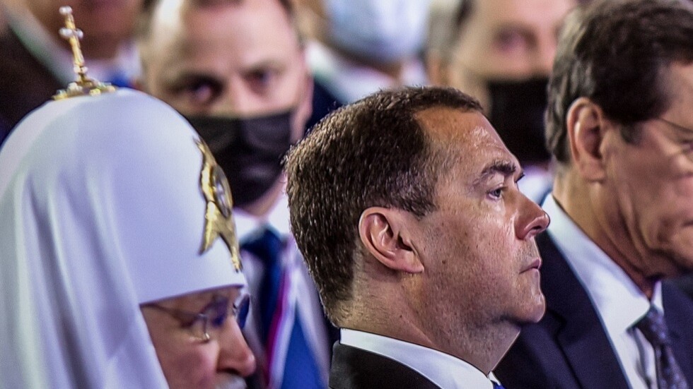 مدفيديف: سنحاسب قتلة الأسرى الروس و"العين بالعين"