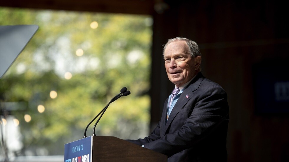 الملياردير بلومبيرغ يعتذر عن خطاب جونسون في سنغافورة