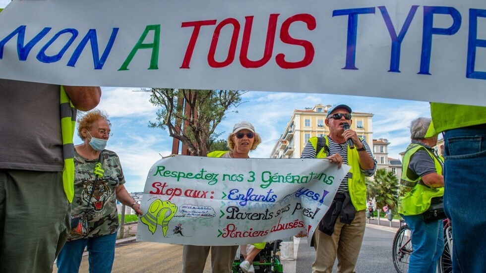 شرطة باريس تواجه "السترات الصفراء" بالغاز المسيل للدموع والهراوات