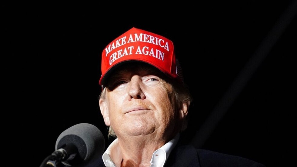 محامي ترامب السابق يكشف عمن يقف وراء إبلاغ الـFBI عن وجود وثائق سرية في مقر إقامة الرئيس السابق