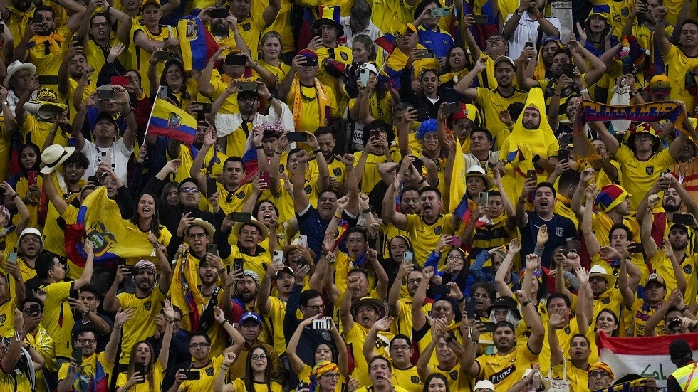 هتافات من المدرجات أثناء مباراة قطر والإكوادور: "نريد بيرة!" 