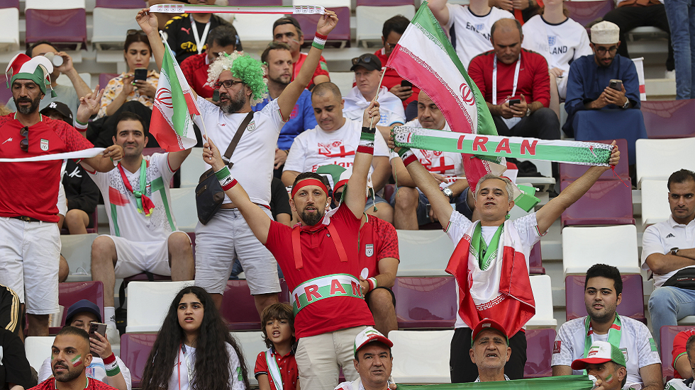 الجماهير الإيرانية تسخر من إنجلترا قبيل مواجهة المنتخبين في المونديال (صورة)