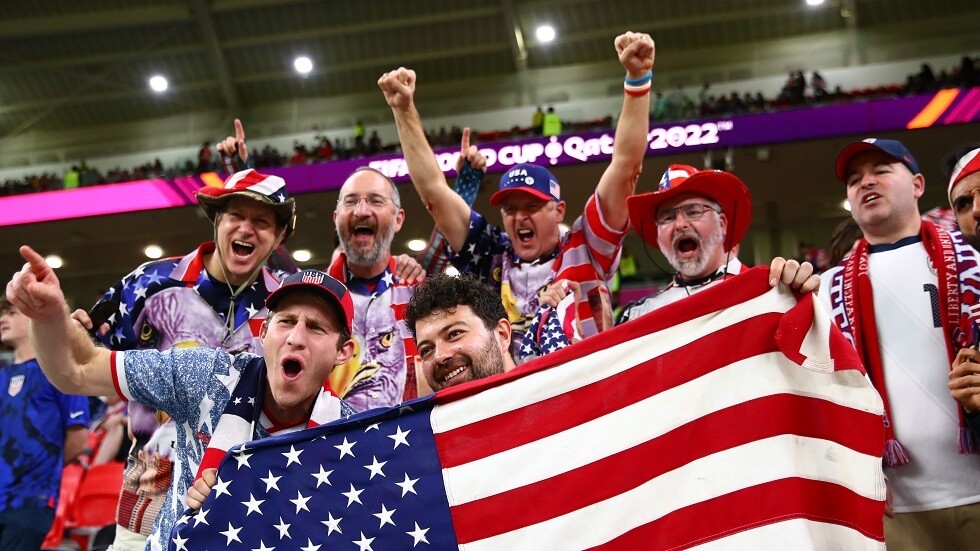 "غير قميصك".. الأمن في قطر يمنع صحفيا أمريكيا من دخول ملعب أحمد بن علي بسبب ألوان علم المثليين (صور)