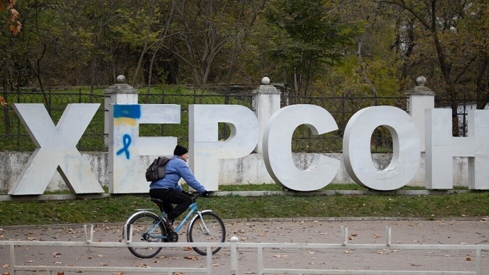 قوات الأمن الأوكرانية تقتحم منزل عائلة مؤيدة لروسيا في مدينة خيرسون.. فيديو