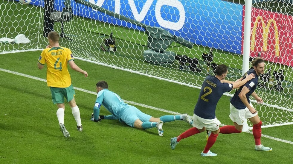 منتخب فرنسا يوجه إنذارا شديد اللهجة لمنافسيه على كأس العالم (فيديو)