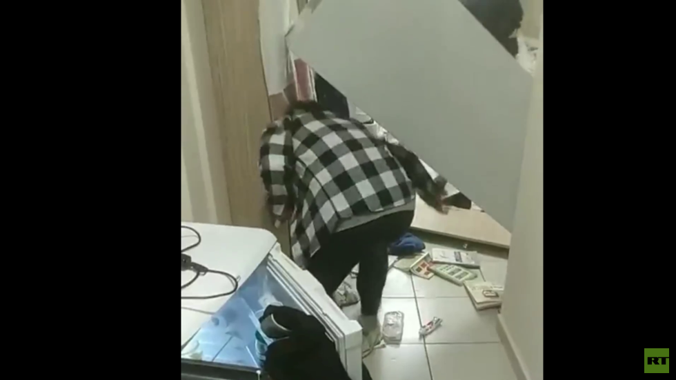 المباني تهتز والسكان يغادرونها مذعورين إلى الشوارع.. شاهد أولى لحظات زلزال تركيا!