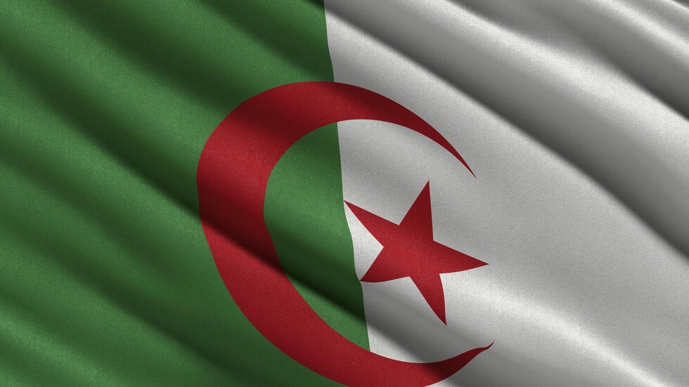 "سعر حذر لبرميل النفط" وانسحاب من مشاريع.. البرلمان الجزائري يصادق على أكبر ميزانية في تاريخ البلاد