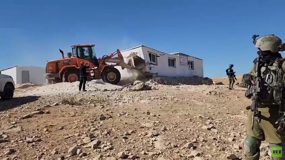 أمام تلاميذ انهمرت دموعهم.. الجيش الإسرائيلي يهدم مدرسة إصفي الأساسية المختلطة جنوب الخليل (فيديو)