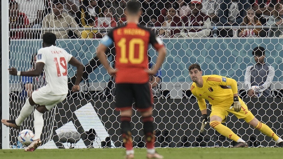 شاهد.. حارس مرمى بلجيكا يتصدى لركلة جزاء كندية