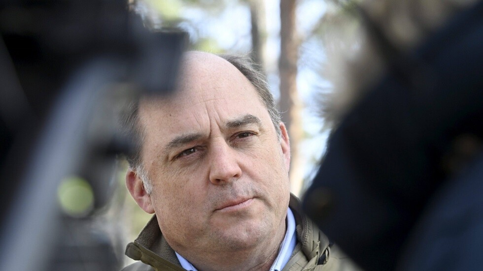 وزير الدفاع البريطاني يعلن إرسال مروحيات إلى أوكرانيا