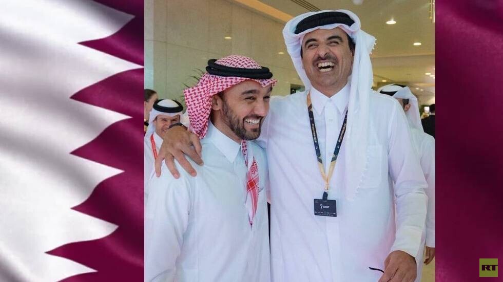 أمير قطر يمازح وزير الرياضة السعودي بعد الفوز على الأرجنتين.. فماذا قال له؟ (فيديو)