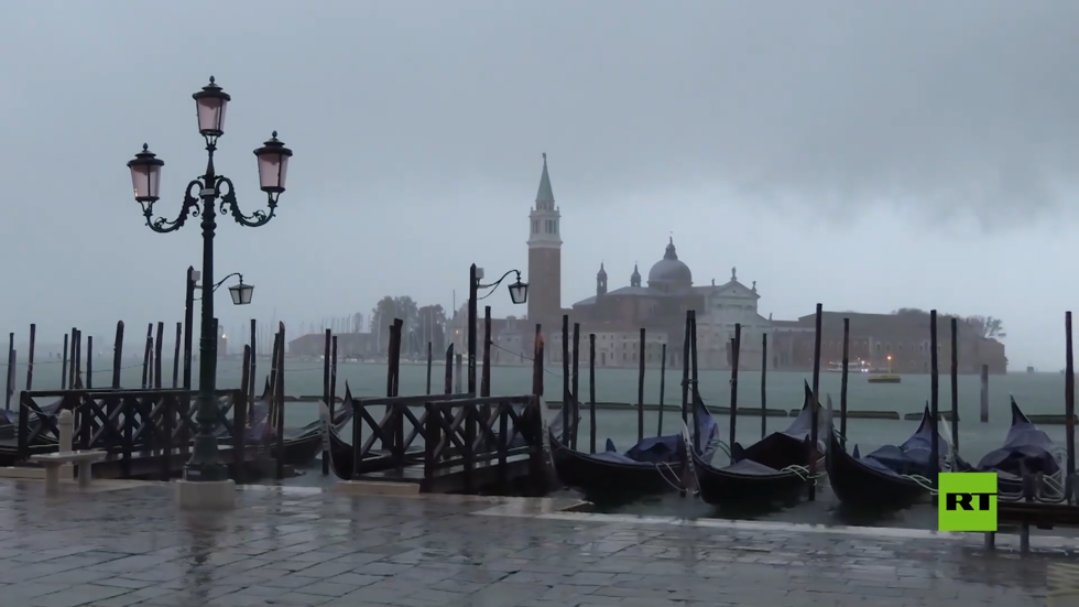 شاهد.. حواجز البندقية تحمي ساحة ماركو التاريخية من الغرق