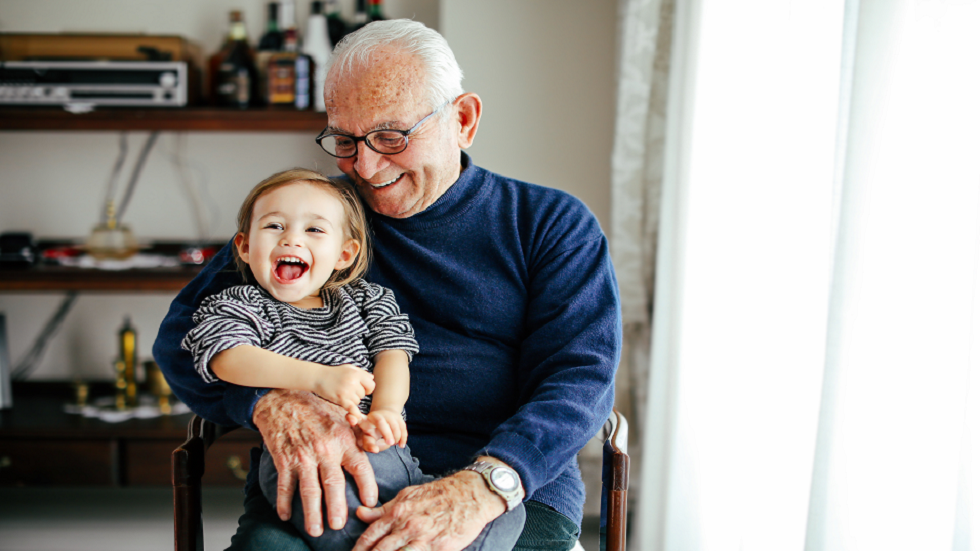 العلماء: رعاية أحفادك يمكن أن تمنعك من الشعور بالوحدة!