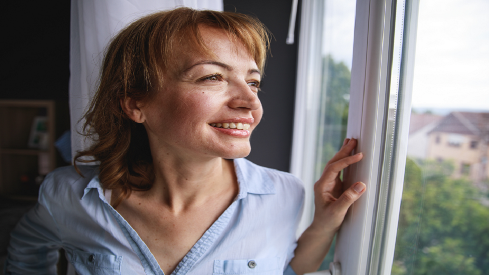 عوامل رئيسية يمكن أن تساعدك على الاستيقاظ وأنت تشعر بالسعادة!