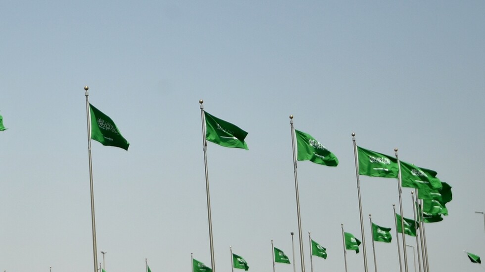 "لم أشاهد مثيلها أبدا".. سحابة خضراء عملاقة تحوم في سماء السعودية (فيديوهات)