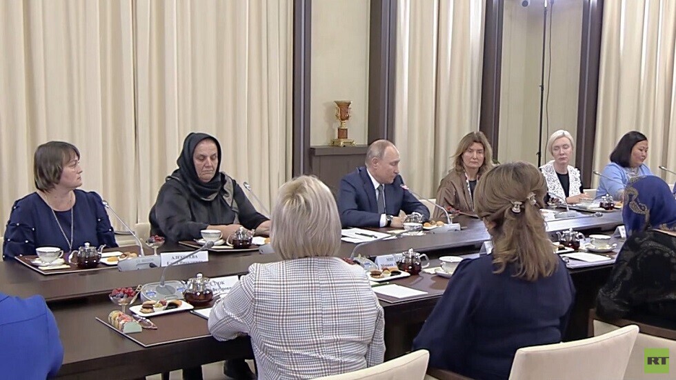 من هن أمهات الأبطال اللاتي التقاهن بوتين اليوم؟