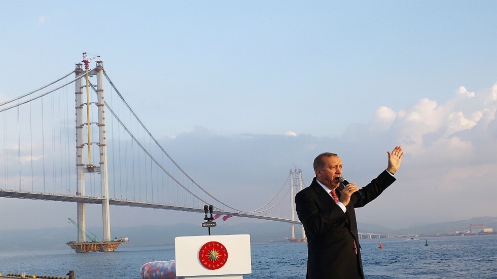 أردوغان يقنع مواطنا بالتراجع عن الانتحار من فوق جسر
