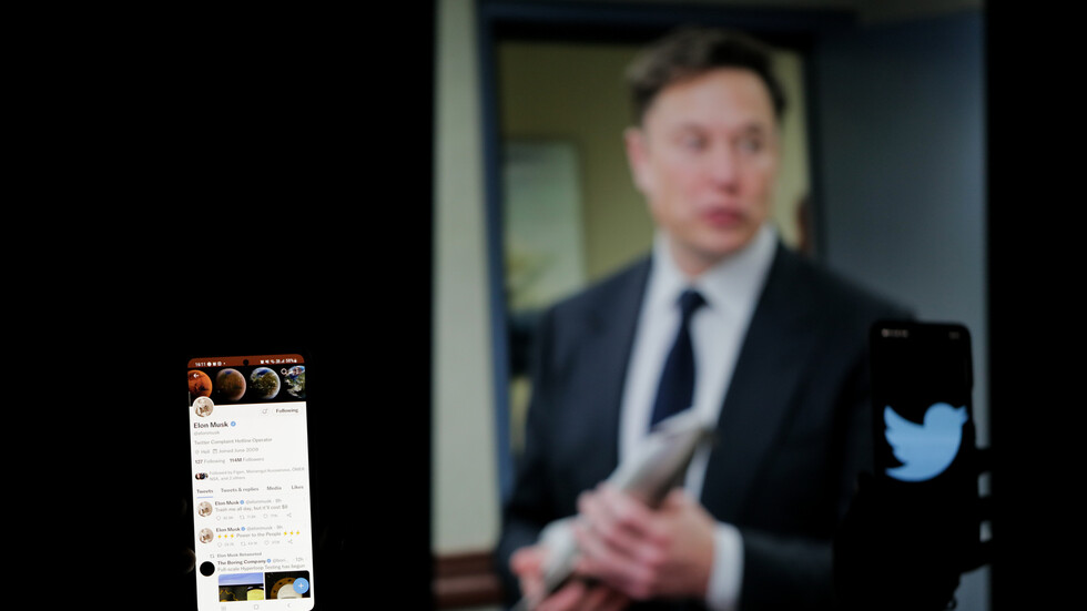 ماسك يتعهد بتطوير هاتف ذكي خاص به في حال إبعاد "تويتر" من "آب ستور" و"غوغل بلاي"