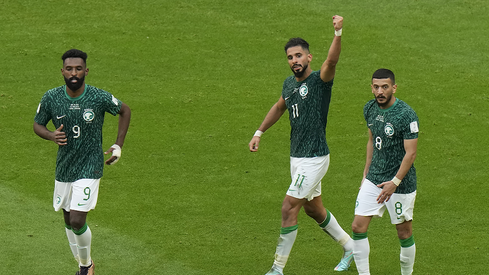 "رولز رويز لكل لاعب سعودي بعد هزيمة الأرجنتين".. تفاعل كبير مع رد مهاجم "الأخضر" (فيديو)