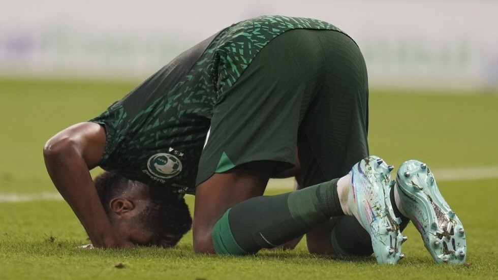 لقطة مؤثرة للاعبي منتخب السعودية قبل مباراة بولندا (صورة)