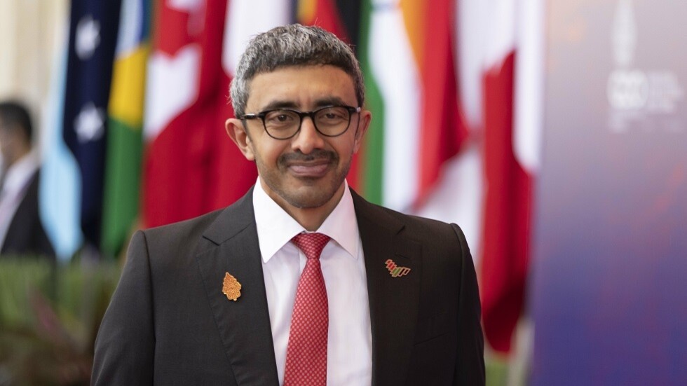 عبد الله بن زايد آل نهيان نصرة للسعودية: "الحكم ناسي يجيب الكرت الأحمر"