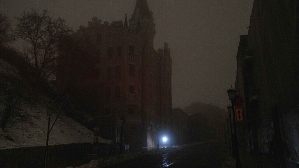 زيلينسكي يعلن عن تقييد إمدادات الكهرباء في 15 منطقة من أوكرانيا