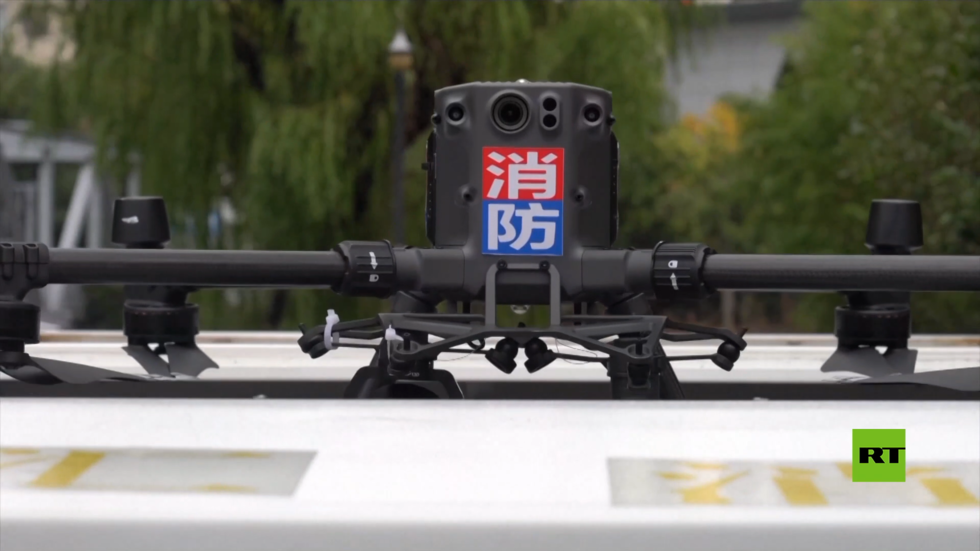 شاهد.. طائرة مسيرة صينية تساعد في إطفاء الحريق