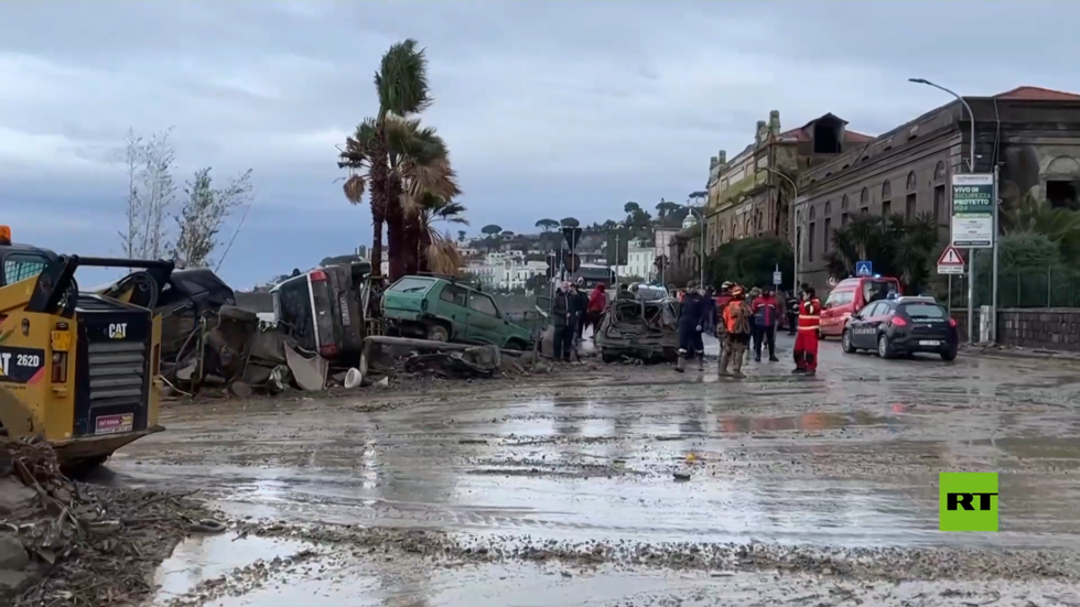 مشاهد مروعة لآثار انهيارات أرضية في إيطاليا