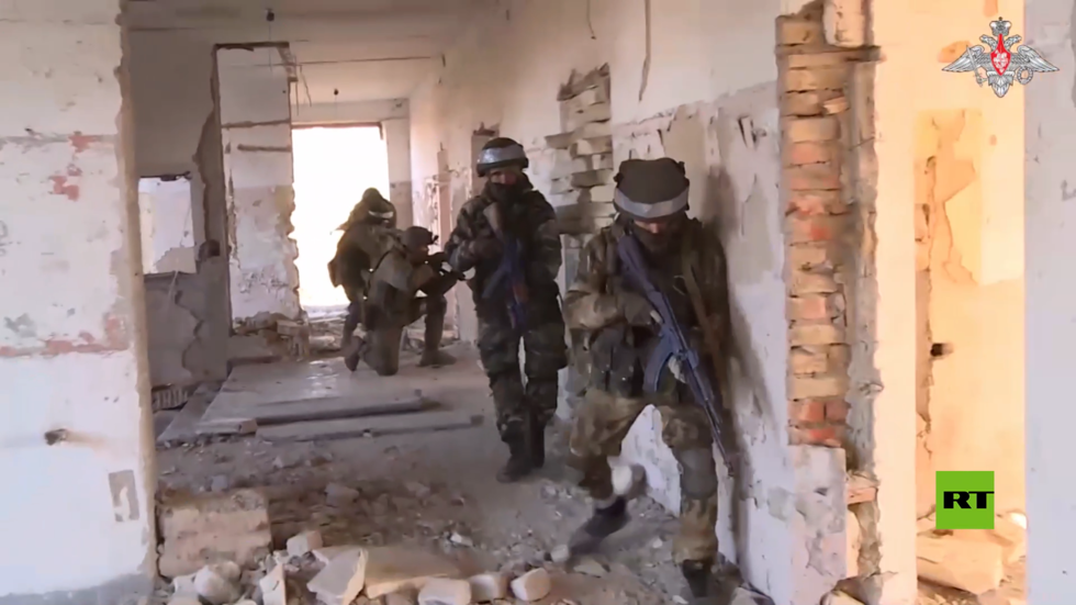 شاهد.. مشاة البحرية الروسية تقتحم مبنى أثناء العملية العسكرية في أوكرانيا