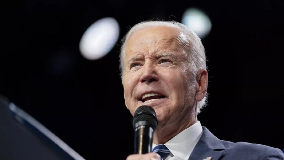 صحافي أمريكي: بايدن يتعمد إطالة أمد الأزمة الأوكرانية لرفع أسعار الطاقة