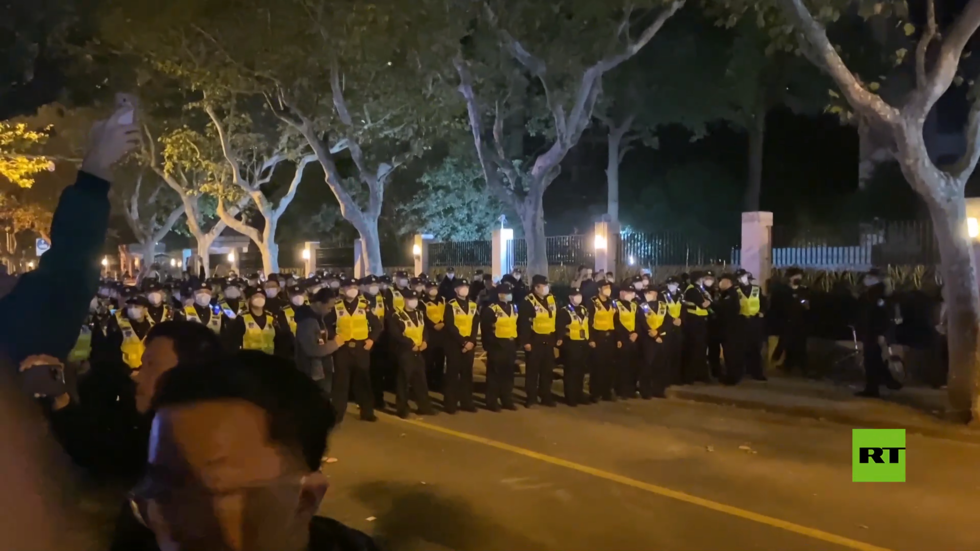 الآلاف يخرجون إلى شوارع شنغهاي احتجاجا على الإغلاق الصارم