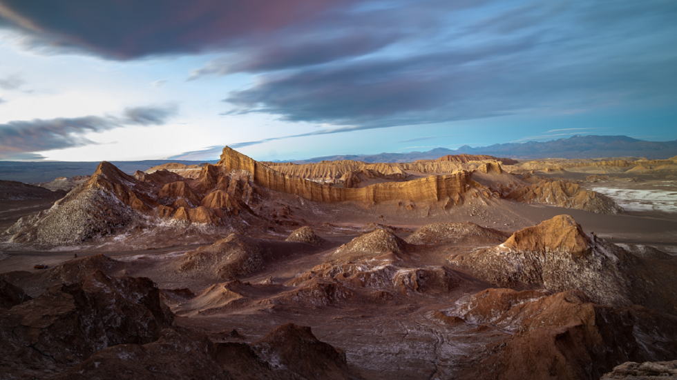 جبال من الملابس والأحذية والسيارات المتروكة.. تعرف على أكبر مقبرة للخردة في العالم؟..