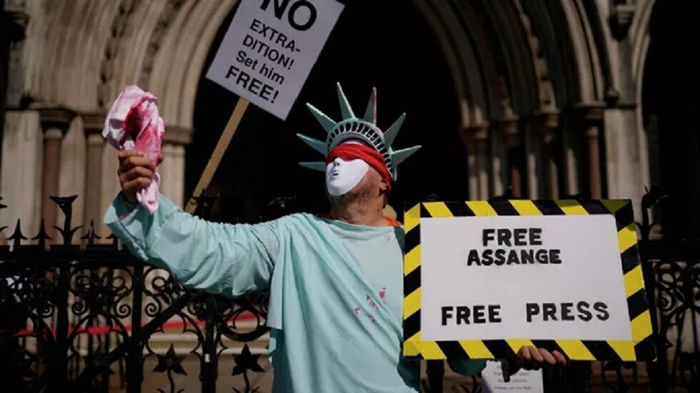 وسائل إعلام نشرت تقارير "ويكيليكس" تناشد واشنطن بإسقاط التهم الموجهة لمؤسس الموقع