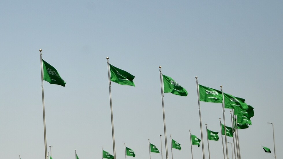 ظهور سحابة عملاقة في سماء السعودية وباحث مناخ يعلق (فيديو)