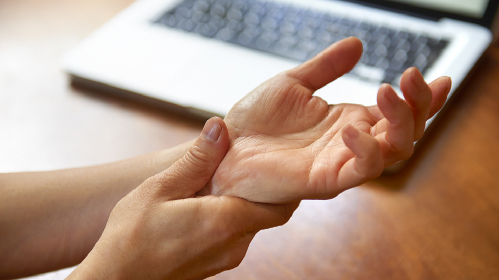 نصائح للعاملين في المكاتب لتجنب التهاب المفاصل!