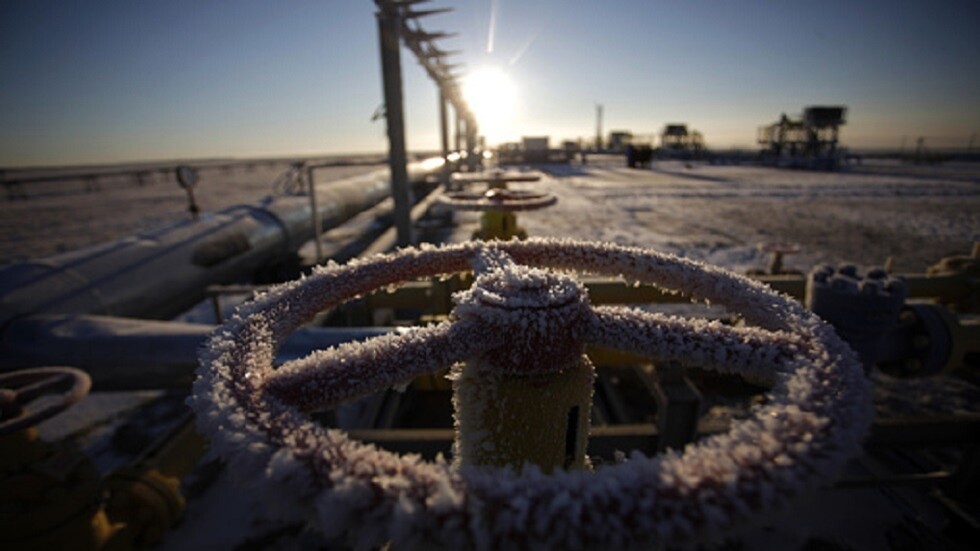 الاتحاد الأوروبي يكشف عن سقف سعر ينوي تحديده للنفط الروسي