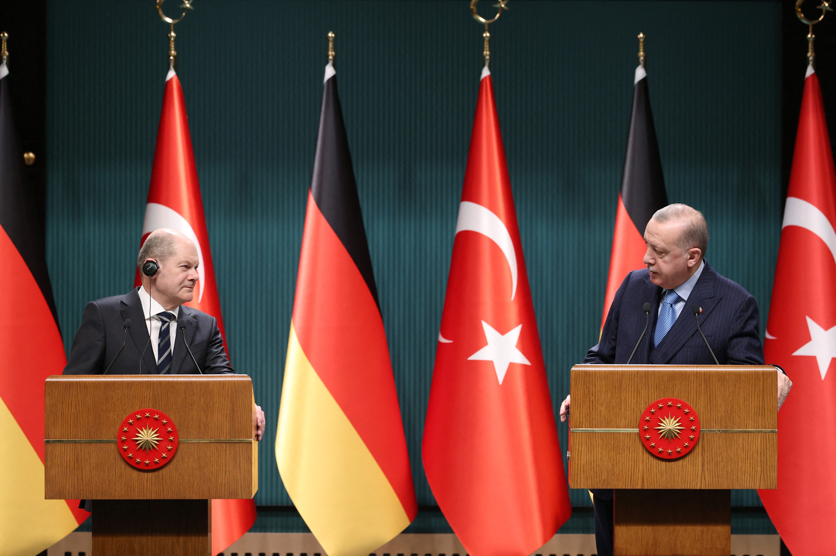 أردوغان لشولتس: ننتظر من برلين العودة إلى مواقفها المحايدة تجاه العلاقات التركية اليونانية