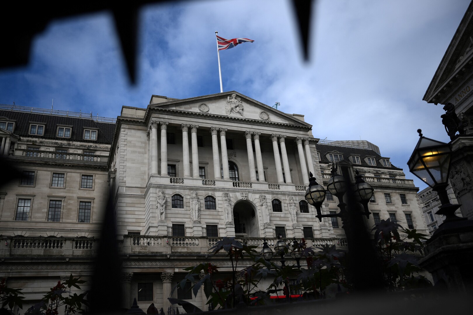 قبل ساعات من اجتماع بنك إنجلترا.. توقعات الخبراء بشأن سعر الفائدة